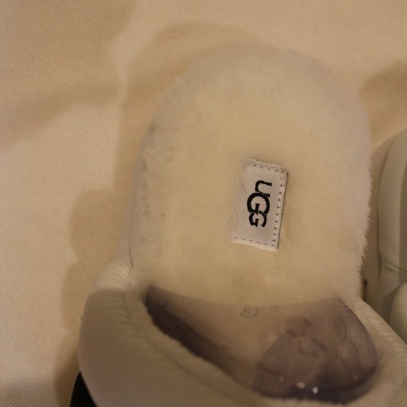 NIB UGG‎ WOMEN'S MAXI GLIDE PLATFORM LOGO PADDED SANDAL SLIPPERS WHITE BLACK - Picture 5 of 7